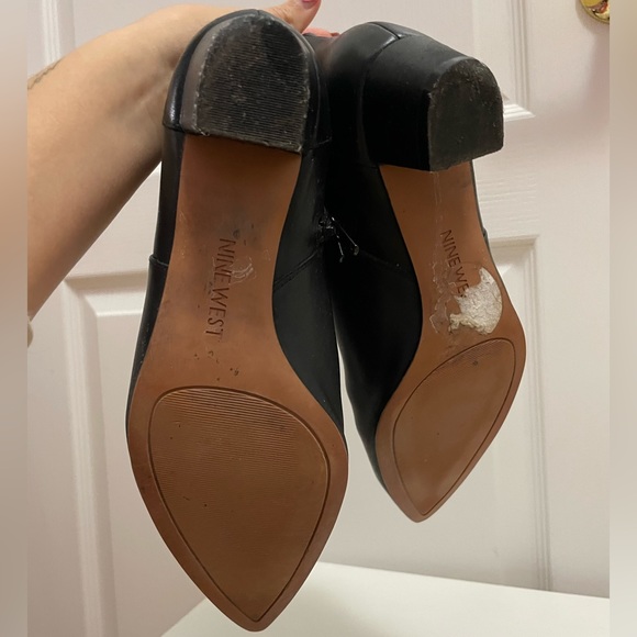 Nine West- Black leather, pointed toe, low heel, boot w/side zipper &gold accent - Picture 6 of 9